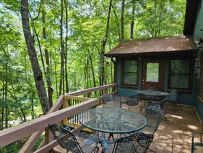 Outdoor dining - The Nest is Best in Bear Paw, Murphy, NC. (Murphy)
