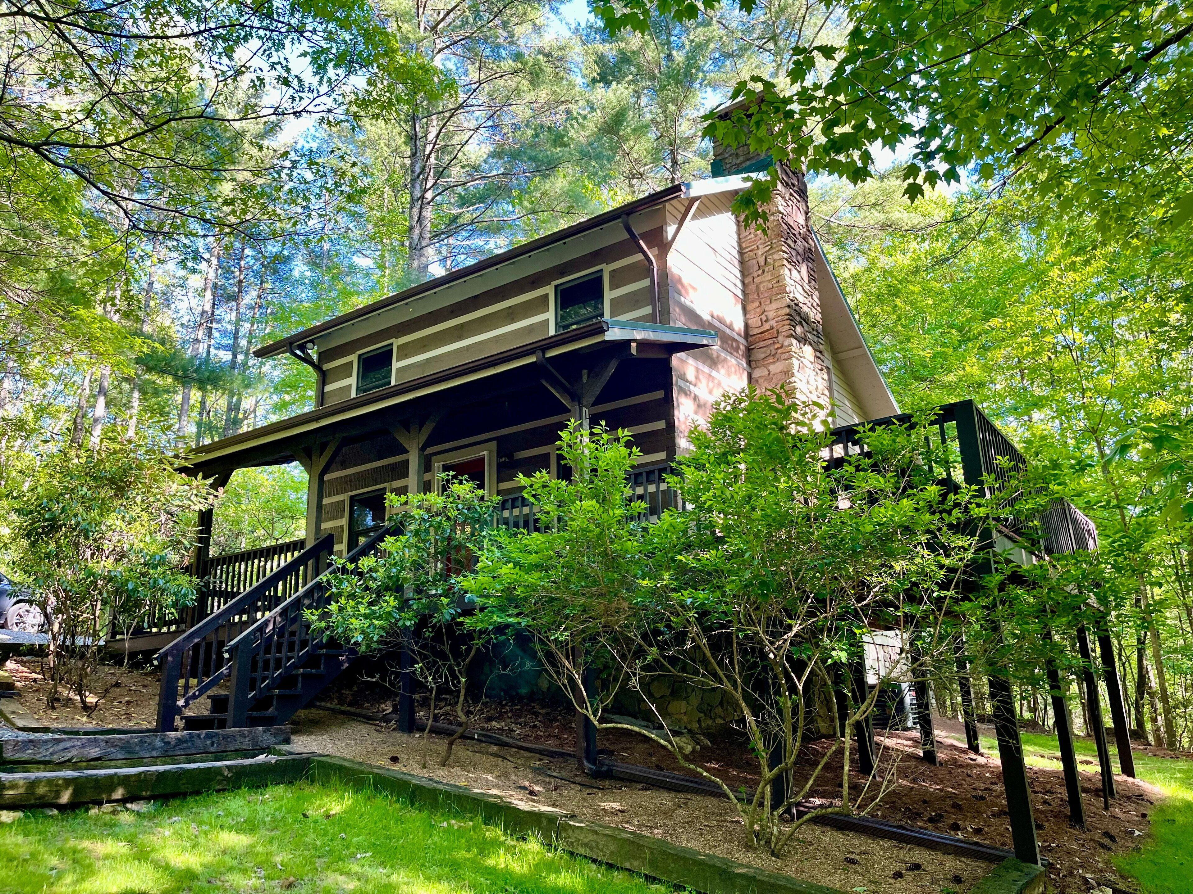 Whispering Pines - Pet Friendly Forest Setting with Hot Tub!