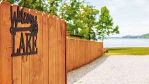 Una valla de madera con un letrero que dice 'Welcome to Lake'.