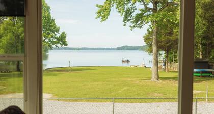 Cozy hideaway on Weiss Lake
with private dock and kayaks!