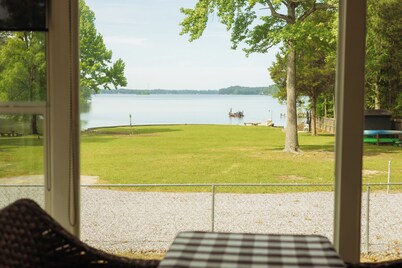 Cozy hideaway on Weiss Lake
with private dock and kayaks!