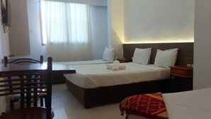 Une chambre d’hôtel avec un lit, un bureau et une chaise.