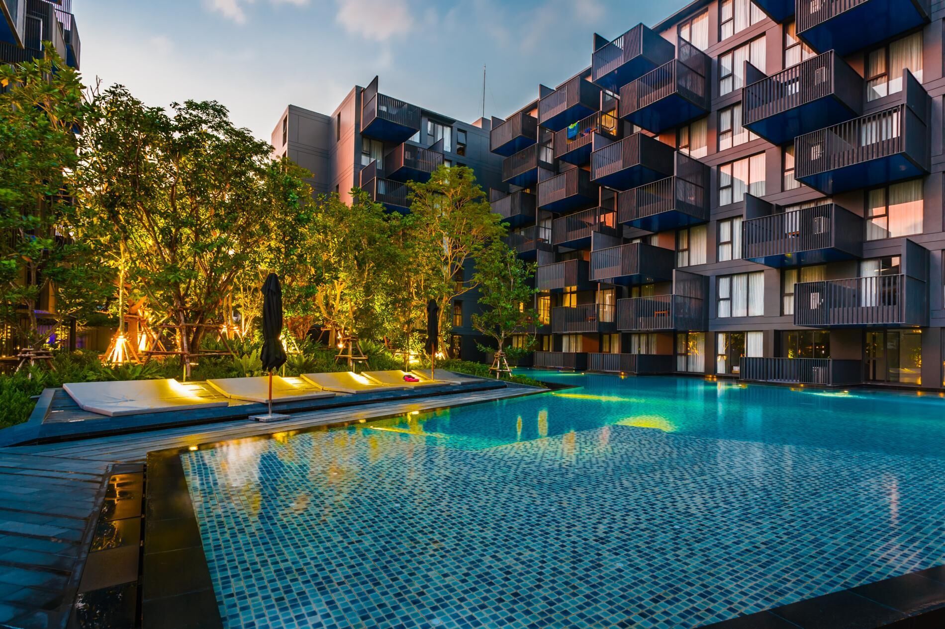 Popular Deck Condo- great location, rooftop pool (12050)