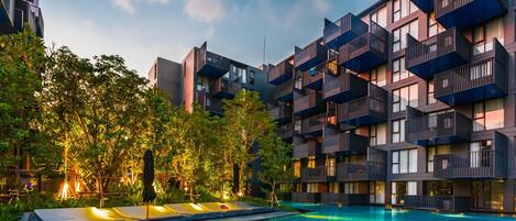 Popular Deck Condo- great location, rooftop pool (12050)