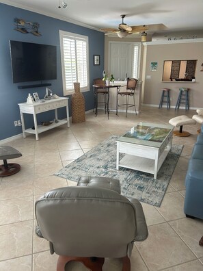 Smart TV, fireplace, books, printers -  Fort Myers Villa approximately 3 miles to beach with private pool and hot tub.  (Fort Myers)