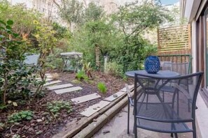 Outdoor dining - Designer apartment with private garden (Paris)