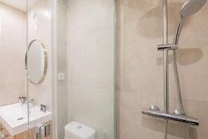 Bathroom - Designer apartment with private garden (Paris)