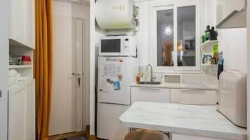 Coffee/tea maker, fridge, microwave, dishwasher