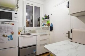 Fridge, microwave, dishwasher, coffee/tea maker