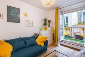TV - Cosy apartment with terrace (Paris)