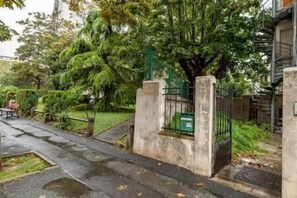 Property grounds - Spacious apartment just outside Paris (Châtillon)