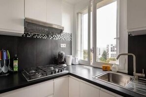 Fridge, microwave, oven, coffee/tea maker - Spacious apartment just outside Paris (Châtillon)
