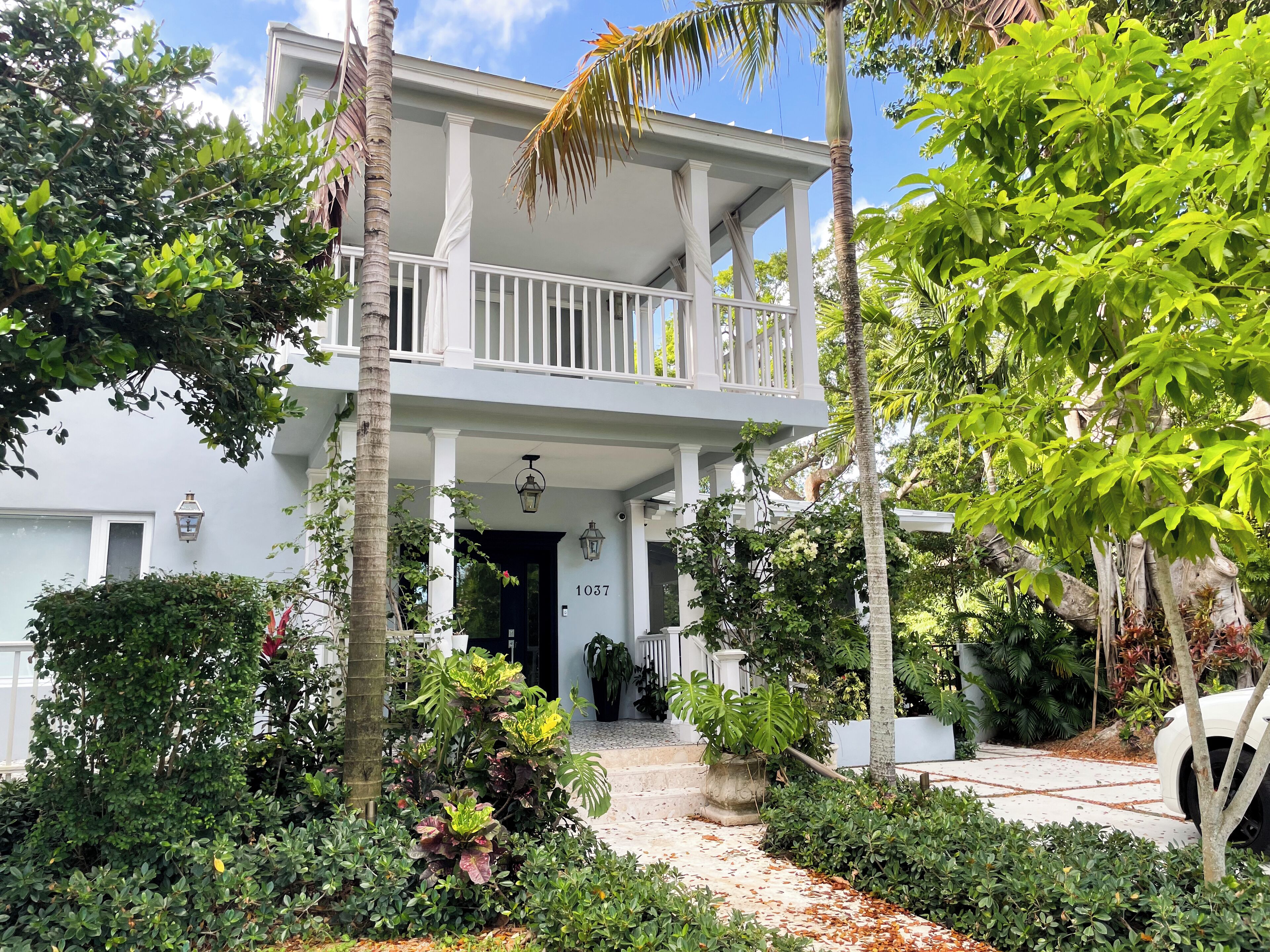 Vacation Paradise Found in Miami Shores, Florida!3BD/4BTH with incredible yard!
