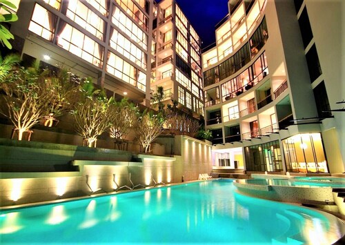 Panoramic mountain view penthouse at Icon Park