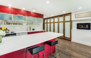 Kjøleskap, mikrobølgeovn, kokeplater og kaffetrakter/tekoker