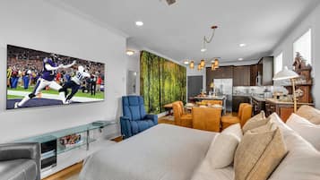 1 habitación, tabla de planchar con plancha y cuna de viaje