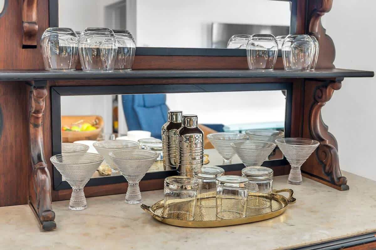 En spegel med ett bricka fullt med glas och en flaska.