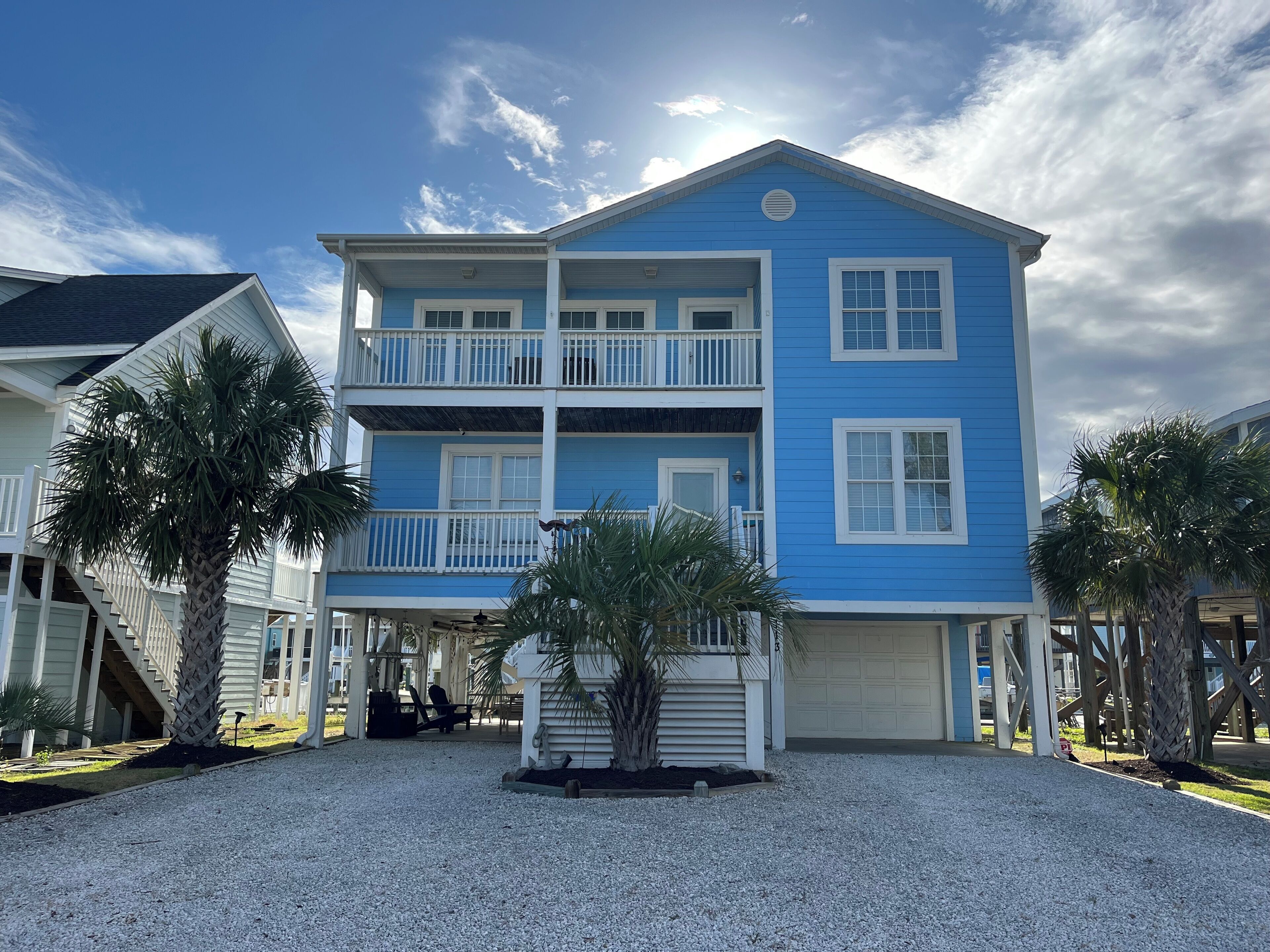 The “Tipsy Tuna” is a waterfront home located within 500’ from the ocean! ☀️