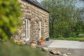 Property grounds - Y Beudy, Holiday Cottage Near Preseli Hills, Sleeps 4, 2 bedrooms, bathrooms (Clunderwen)