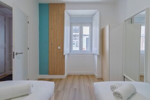 2 bedrooms, desk, iron/ironing board, travel cot - Fonz Pátio House (Setúbal)