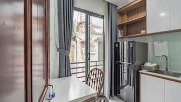 Luxus apartman, 1 hálószobával, kilátással a városra | Étkezés a szobában