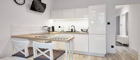 Fridge, oven, stovetop, dishwasher