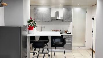 Refrigerador, horno, parrilla de estufa y cafetera y tetera