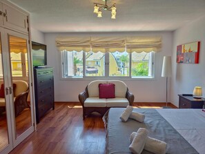 4 bedrooms, iron/ironing board, Internet, bed sheets - 4 bedroom, Terrace, WI-FI, Pool, 5 min. from the beach (Playa de las Américas)