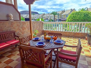 Outdoor dining - 4 bedroom, Terrace, WI-FI, Pool, 5 min. from the beach (Playa de las Américas)