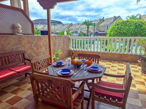 Outdoor dining - 4 bedroom, Terrace, WI-FI, Pool, 5 min. from the beach (Playa de las Américas)