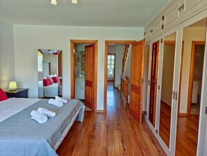 4 bedrooms, iron/ironing board, Internet, bed sheets