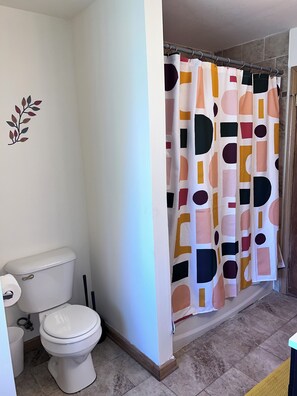 Serviettes fournies, papier toilette