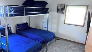 3 slaapkamers, een strijkplank/strijkijzer, gratis wifi, beddengoed