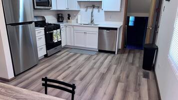 Een koelkast, een magnetron, een oven, een kookplaat