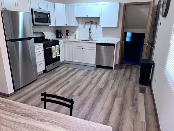 Geladeira, micro-ondas, fogão, cooktop