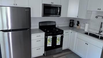 Een koelkast, een magnetron, een oven, een kookplaat