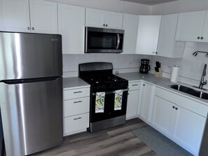 Geladeira, micro-ondas, fogão, cooktop