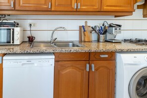 Kylskåp, mikrovågsugn, ugn och spishäll