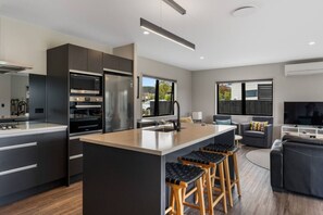 Een koelkast, een microgolfoven, een oven, een kookplaat