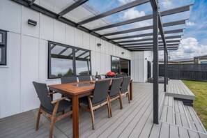 Outdoor dining - Marvel of Motuoapa with WIFI  (Motuoapa)