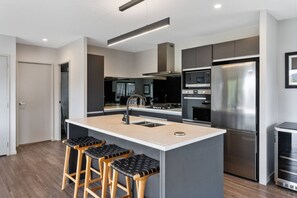 Fridge, microwave, oven, stovetop - Marvel of Motuoapa with WIFI  (Motuoapa)