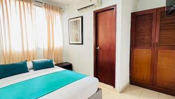 Quarto casal econômico | Roupas de cama antialérgicas, quartos à prova de som, Wi-Fi de cortesia