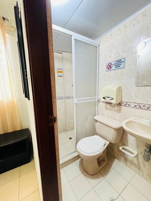 Quarto casal econômico | Banheiro | Chuveiro, chuveiro com efeito de chuva, toalhas de banho, sabonete