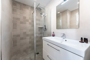 Bruser, hårtørrer, håndklæder