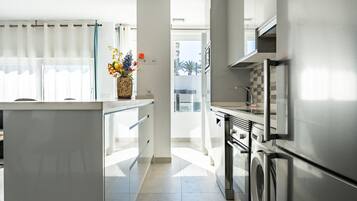 Geladeira, micro-ondas, fogão, cooktop