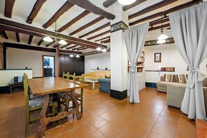 Televisión, chimenea y estéreo 