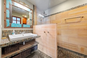 Dusche, Haartrockner, HandtĂŒcher