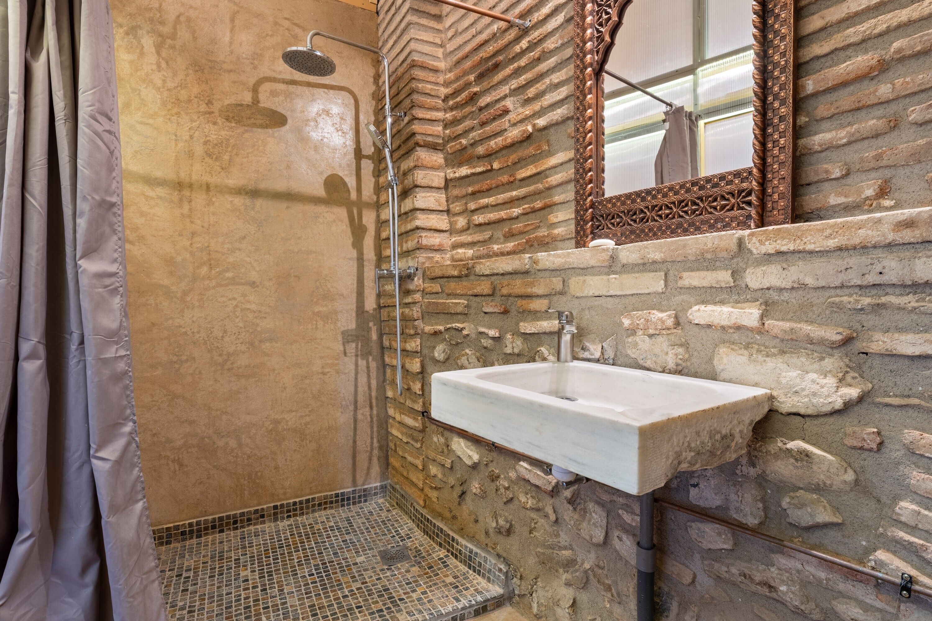 Douche, sèche-cheveux, serviettes fournies