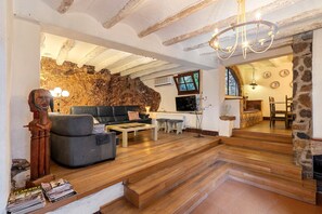 TV, fireplace, stereo