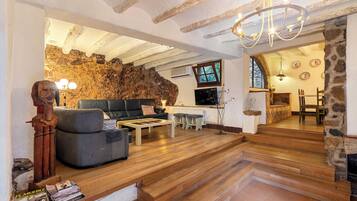 TV, fireplace, stereo